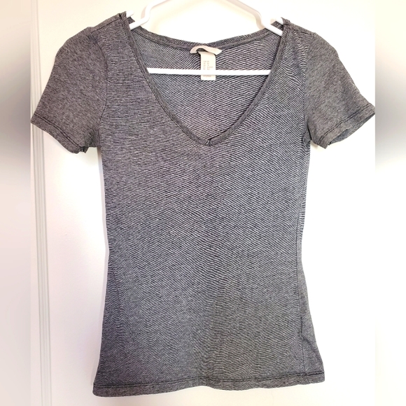 3/20$ Basic H&M V-Neck T-Shirt - Picture 1 of 1